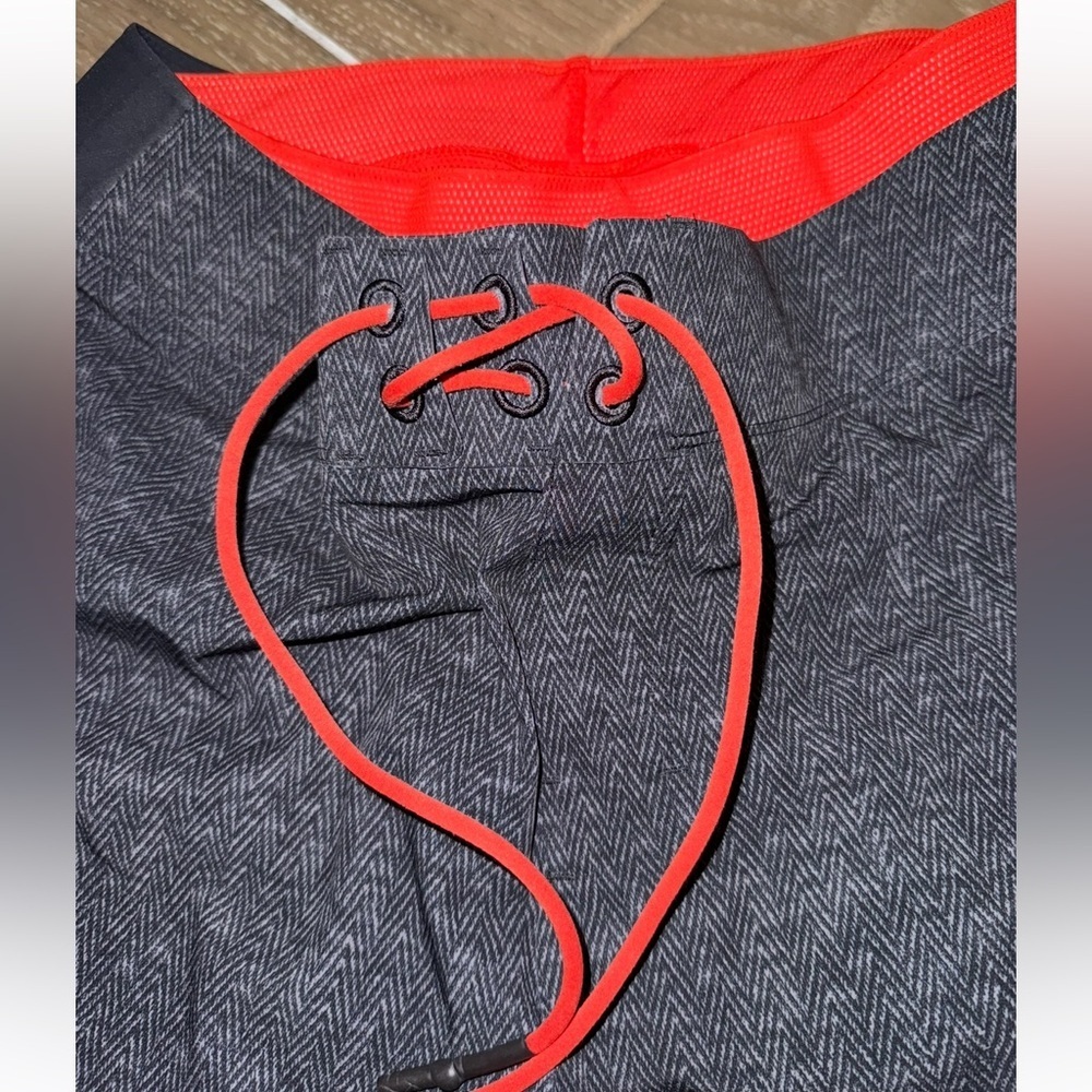 Men’s lululemon “THE SHORT” herringbone pattern lined swim shorts size 30 - Picture 3 of 13